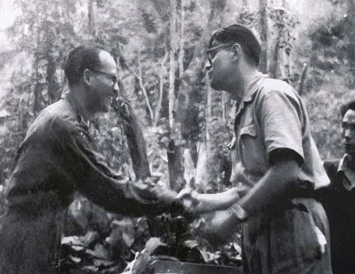 Bộ trưởng Ngoại giao Hoàng Minh Giám đón tiếp đại diện Đảng Cộng sản Pháp Leo Figuene tại Việt Bắc, năm 1950. (Nguồn: Bảo tàng Lịch sử Quốc gia)