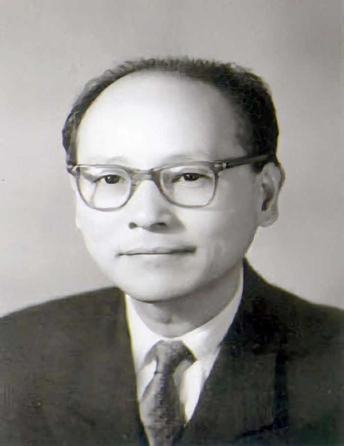 Ông Hoàng Minh Giám là nhà ngoại giao, từng giữ chức Bộ trưởng Bộ Ngoại giao, Bộ trưởng Bộ Văn hóa, Chủ nhiệm Ủy ban Đối ngoại của Quốc hội và Chủ tịch đầu tiên của Liên hiệp Các tổ chức Hữu nghị Việt Nam.
