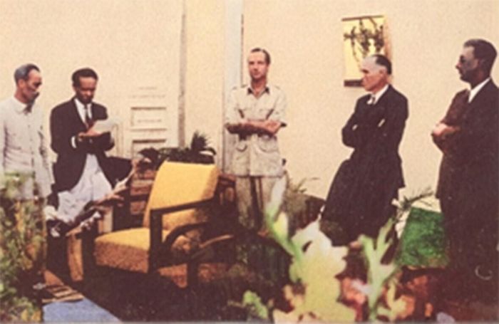 Lễ ký Hiệp định Sơ bộ 6/3/1946. Từ trái sang phải: Chủ tịch Hồ Chí Minh, Thứ trưởng Bộ Nội vụ Hoàng Minh Giám (đang đọc văn bản), Jean Sainteny, Leon Pignon và Luis Caput. (Nguồn: Bảo tàng Lịch sử Quốc gia)