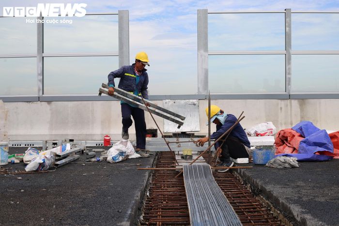 Diện mạo khu vực dành cho dự án đến nay đã thay đổi rõ rệt. Những đoạn cầu cạn, tuyến đường và nút giao dần thành hình, thay thế cho các khu đất và nhà cửa trước đây nằm trong phạm vi thực hiện dự án.
