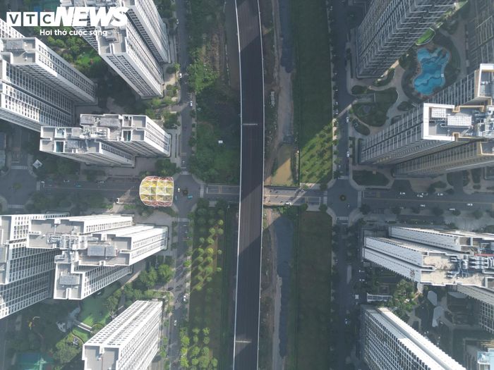 Đoạn tuyến đi qua khu vực Vinhomes Grand Park đã cơ bản hoàn thành. Đây cũng là một trong những khu vực được giải phóng mặt bằng sớm, phần lớn được bàn giao ngay trong thời gian đầu triển khai dự án. Trong khi đó, tại khu vực các gói thầu XL3 - XL4, nhà thầu đang hoàn thiện những hạng mục cầu cạn cuối cùng.