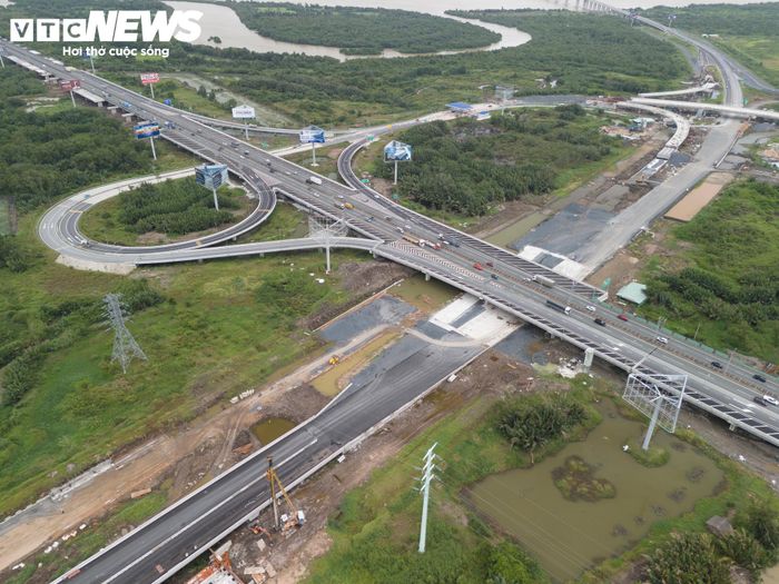 Ghi nhận của PV Báo Điện tử VTC News, tại khu vực nút giao cao tốc TP.HCM - Long Thành - Dầu Giây, tuyến Vành đai 3 sẽ kết nối với cao tốc TP.HCM - Long Thành - Dầu Giây và đường dẫn từ cầu Nhơn Trạch về khu Đông TP.HCM. Từ trên cao, hành lang tuyến Vành đai 3 đã dần thành hình, tạo thành một dải liên tục ở khu vực phía Đông.