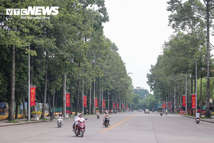 Giữa sắc đỏ của cờ hoa, phố phường Hà Nội thêm phần tươi sáng, nhưng vẫn giữ nguyên nét cổ kính, bình dị vốn có của Thủ đô.