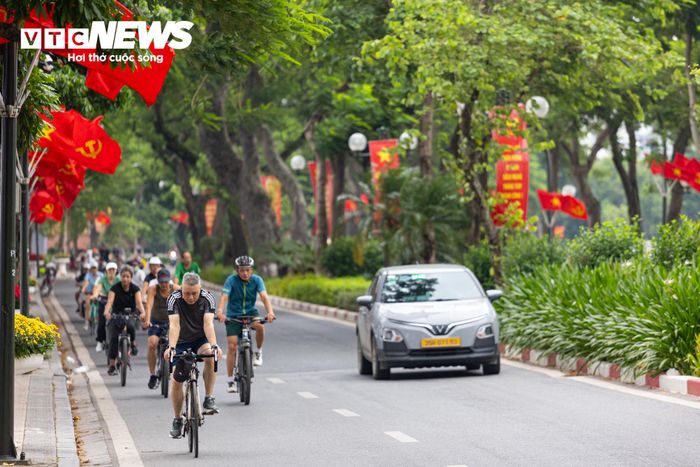 Tại đường Thanh Niên, khung cảnh buổi sáng yên bình hơn thường ngày. Lượng phương tiện không quá đông, nhiều người thong thả đạp xe, tận hưởng không khí trong lành.