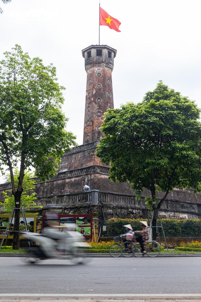 Thời tiết Hà Nội những ngày này mát mẻ, tạnh ráo, thuận lợi để người dân ra đường đi dạo, vui chơi tận hưởng kỳ nghỉ lễ.