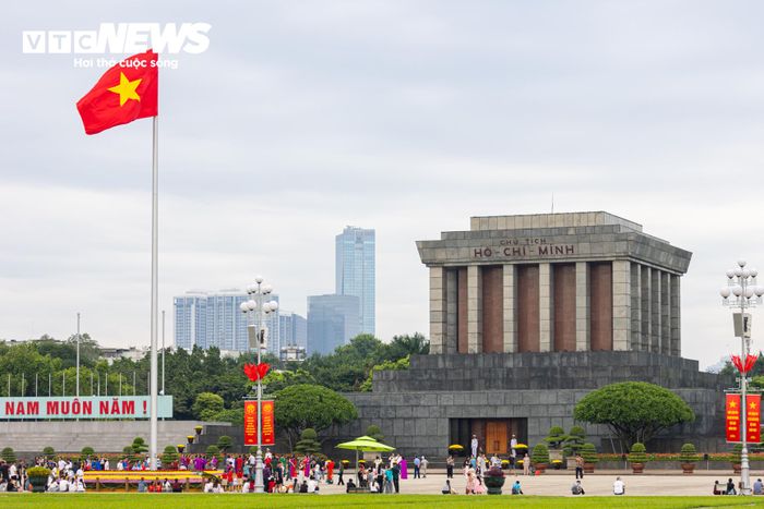 Sáng sớm 31/8, nhiều người dân và du khách đến khu vực Lăng Chủ tịch Hồ Chí Minh để vui chơi, tham quan và chụp ảnh. Không khí tại đây nhộn nhịp nhưng vẫn giữ nét trang nghiêm, nhiều người tranh thủ ghi lại khoảnh khắc bên những tuyến phố ngập sắc cờ đỏ.