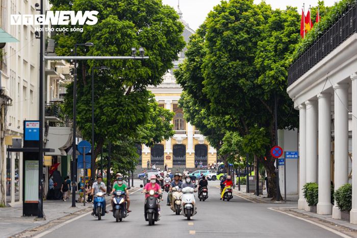 Khác với nhịp sống náo nhiệt thường ngày, Hà Nội trong những ngày nghỉ lễ dường như chậm lại.