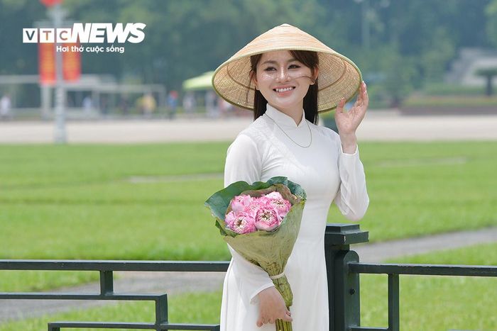 Các cô gái chuẩn bị kỹ lưỡng cho buổi chụp ảnh. Người mang theo bó sen hồng, người đội nón lá in hình cờ Tổ quốc, người chọn khăn rằn hoặc hoa sen làm phụ kiện.