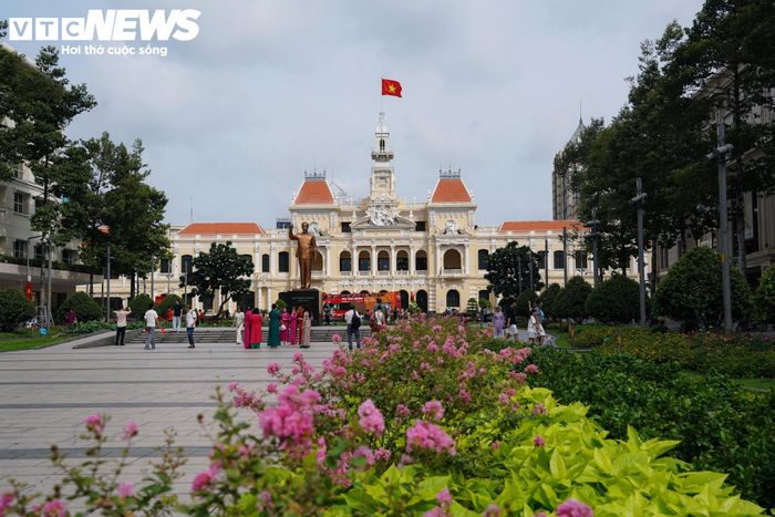 TP.HCM những ngày này cũng rực rỡ sắc cờ đỏ sao vàng. Từ các tuyến đường trung tâm, khu dân cư đến công sở, không gian công cộng, cờ hoa, băng rôn và khẩu hiệu được trang hoàng nổi bật, tạo nên không khí rộn ràng trong ngày lễ lớn của đất nước.