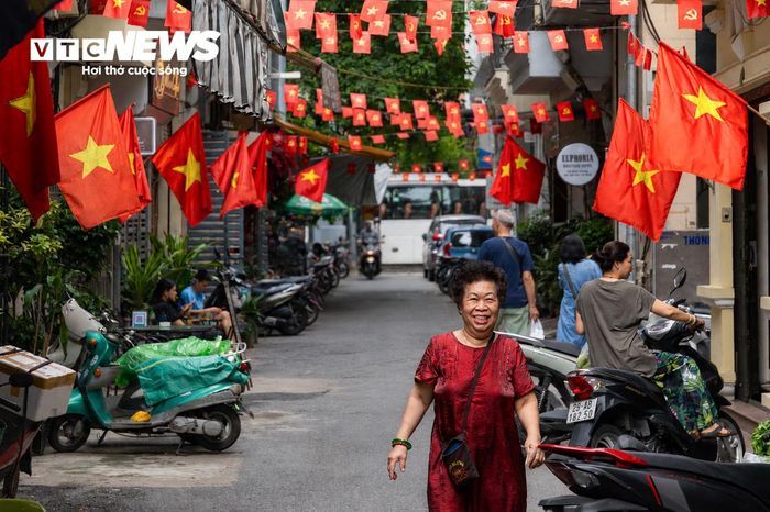 Dịp lễ Quốc khánh 2/9, Hà Nội khoác lên mình diện mạo rực rỡ với cờ đỏ sao vàng, băng rôn, pano, áp phích và khẩu hiệu được trang hoàng trên nhiều tuyến phố.