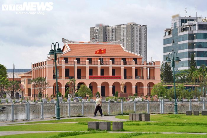 Tại khu vực Bến Nhà Rồng, cờ đỏ sao vàng tung bay tạo điểm nhấn giữa không gian ven sông Sài Gòn.