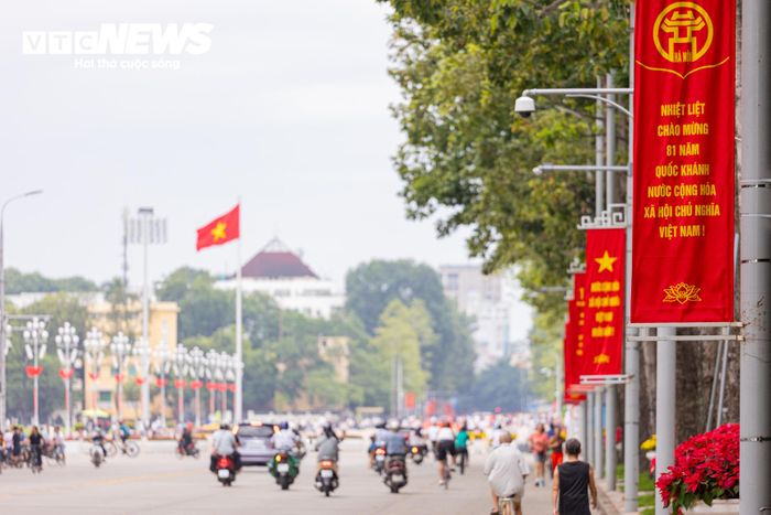Dọc các tuyến đường trung tâm, cờ Tổ quốc tung bay cùng những khẩu hiệu chào mừng 81 năm Quốc khánh, tạo không khí tưng bừng trước thềm ngày lễ.