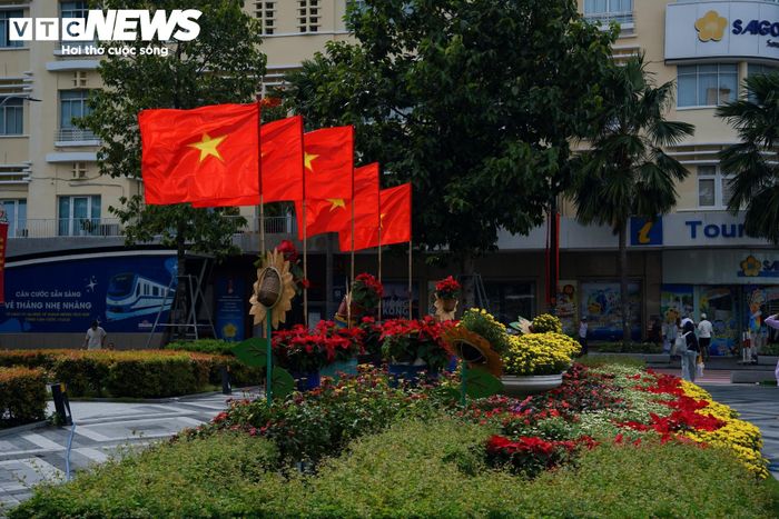 Cờ đỏ sao vàng tung bay trên các tuyến đường, trở thành điểm nhấn trong không gian đô thị những ngày hướng về Quốc khánh 2/9.