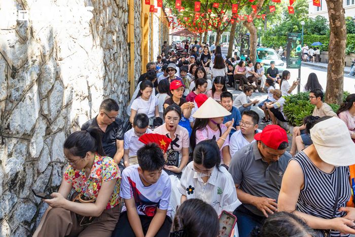 Dòng người xếp hàng kéo dài dọc khu vực trước di tích.