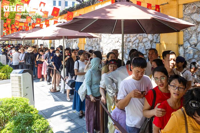 Di tích lịch sử Nhà tù Hỏa Lò tại số 1 phố Hỏa Lò là một trong những điểm tham quan thu hút đông người nhất dịp này.