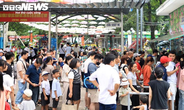 Nhiều phụ huynh đưa con đến đây để tham quan, vui chơi và tìm hiểu về các loài động vật.
