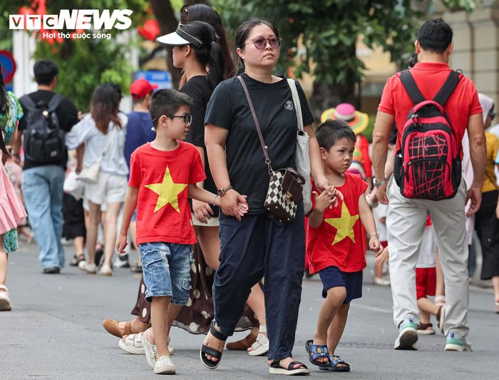 Nhiều nhóm bạn trẻ và gia đình tranh thủ dịp nghỉ lễ để xuống phố, chụp ảnh và tận hưởng không khí Quốc khánh.