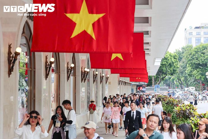 Mặc dù một lượng lớn người dân rời Thủ đô đi du lịch hoặc về quê, các điểm vui chơi, tham quan ở Hà Nội vẫn đông nghịt người trong dịp lễ 2/9. Ngày 31/8, ngày thứ ba trong kỳ nghỉ Quốc khánh kéo dài 5 ngày, từ sáng sớm, các khu vực trung tâm đã tấp nập người dân và du khách.