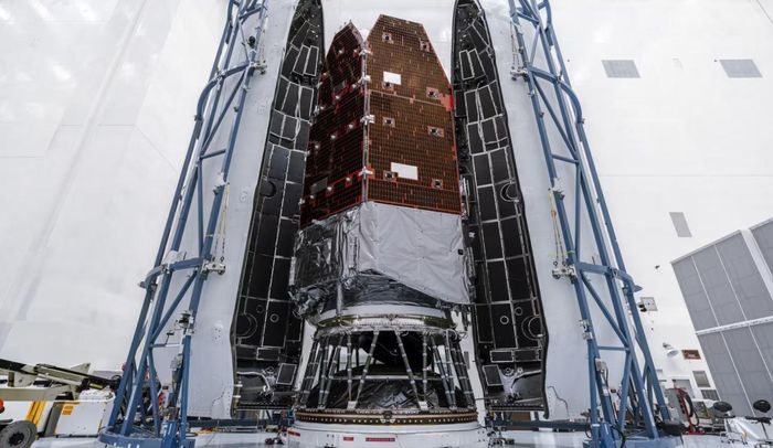 Kính viễn vọng không gian Nancy Grace Roman của NASA khi đưa vào khoang bảo vệ, sẵn sàng cho vụ phóng. (Ảnh: NASA)