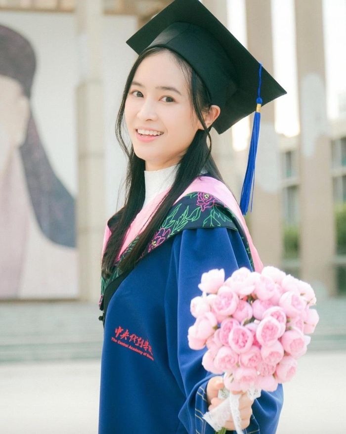 Khi nghiệp diễn bắt đầu khởi sắc, Thiên Tú lên đường du học. Năm 2024, cô tốt nghiệp thạc sĩ chuyên ngành Lý luận và Thực hành đạo diễn tại Học viện Hý kịch Trung ương Trung Quốc. 