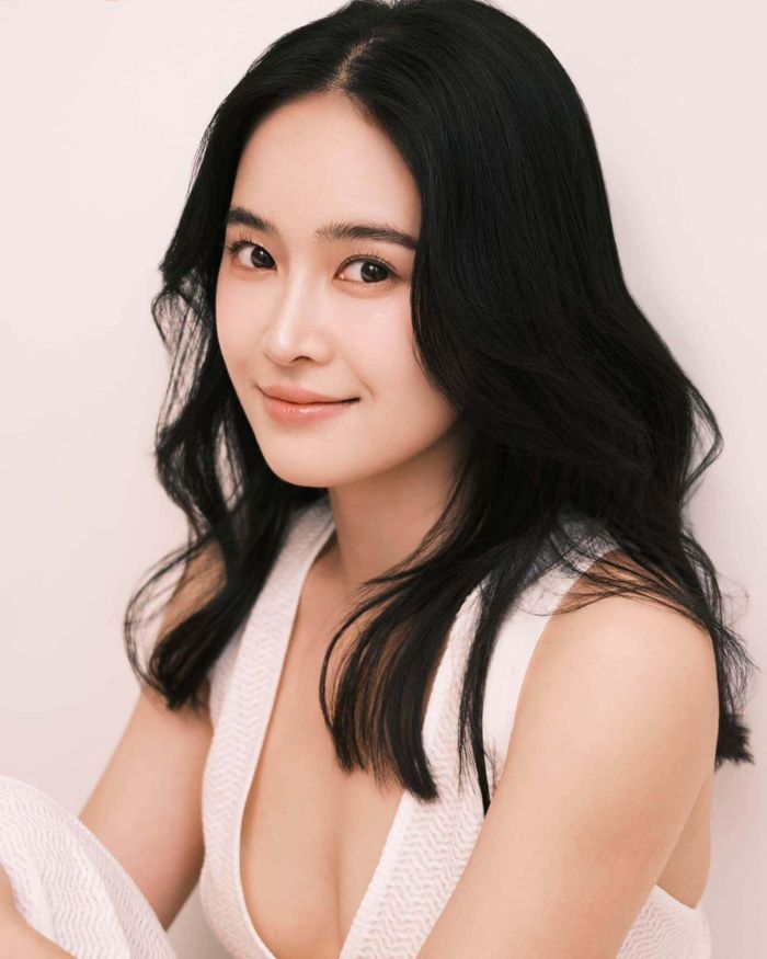 Sau “Áo lụa Hà Đông”, diễn viên sinh năm 1991 được đạo diễn Lưu Huỳnh chọn vào vai nữ chính - Trinh trong “Huyền thoại bất tử” (2009). Thời điểm này, cô được kỳ vọng là gương mặt trẻ triển vọng của điện ảnh Việt. 