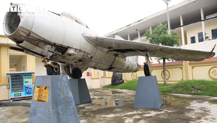 Đây là Máy bay MIG-17 của Mỹ bị Trung đoàn Không quân 933 cất cánh từ Sân bay Kiến An (Hải Phòng), phối hợp chiến đấu với lực lượng vũ trang Quân khu 3, bắn rơi trên vùng trời huyện Chí Linh (Hải Dương cũ) năm 1966.