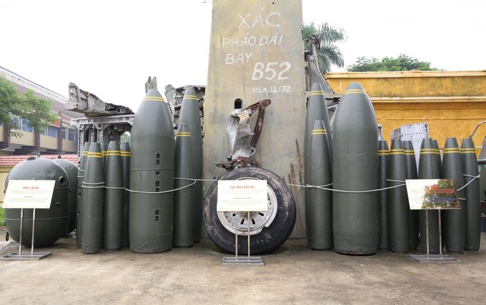 Bên cạnh là những quả bom nổ chậm của đế quốc Mỹ đã bị lực lượng vũ trang và bộ đội Công binh Quân khu 3 vô hiệu hóa. Đây là chứng tích tội ác của đế quốc Mỹ trong chiến trang phá hoại miền Bắc nước ta.