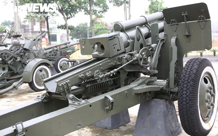 Trên ảnh là lựu pháo 105mm M101, là tang vật của quân đội Mỹ, do các chiến sỹ Trung đoàn 64 (Đoàn Đồng Bằng) thu được trong Chiến dịch Triệu Phong - Quảng Trị, tháng 9/1972. Trong chiến dịch, đơn vị đã tiêu diệt 105 lính thủy đánh bộ Mỹ, phá hủy 20 ụ súng, trận địa pháo và hầm ngầm.