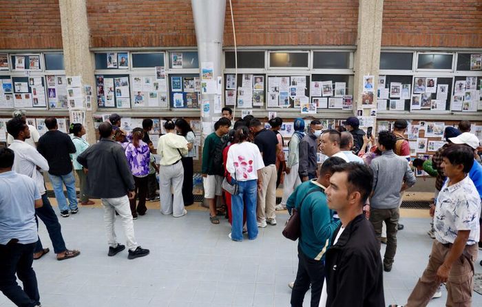 Thân nhân của những người mất tích sau trận lũ tập trung tại Bệnh viện Đại học Tribhuvan ở Kathmandu, mong ngóng tin tức về người thân. (Ảnh: Kathmandu Post)