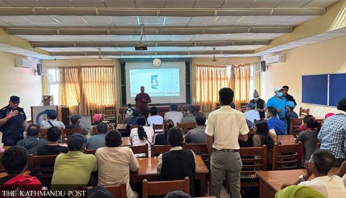 Hơn 1.000 người có thân nhân mất tích đã đến Pokhara để xem ảnh của 102 thi thể được tìm thấy ở khu vực hạ lưu sau trận lũ vừa qua. (Ảnh: Kathmandu Post)