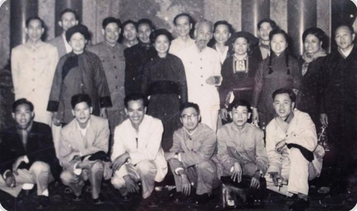 Ngày 20/1/1948, Chủ tịch Hồ Chí Minh ký Sắc lệnh số 111 phong quân hàm Thiếu tướng cho ông Chu Văn Tấn (người đứng hàng sau cùng, thứ 3 từ trái sang). (Ảnh: QĐND)