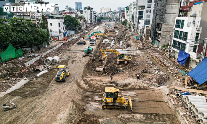Tại dự án đường Vành đai 2,5 đoạn Cầu Giấy - Khu đô thị mới Dịch Vọng, hàng chục công nhân vẫn làm việc trong kỳ nghỉ Quốc khánh để không làm gián đoạn tiến độ.