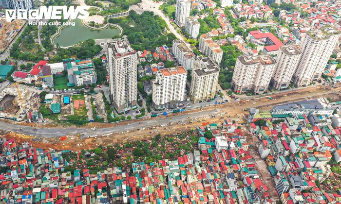 Dự án đường Vành đai 2,5 đoạn qua phường Cầu Giấy, Hà Nội, dài 1.130m, mặt cắt ngang 50m. Sau thời gian gặp nhiều khó khăn trong việc triển khai, công trường hiện được tổ chức thi công thần tốc trên cả hai đoạn tuyến.