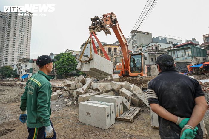 Ông Bùi Khắc Thiết, 48 tuổi, quê Thanh Hóa, cho biết dù là dịp lễ nhưng anh em vẫn tự nguyện ở lại làm việc, tập trung hoàn thành các hạng mục đang triển khai để sớm thông tuyến theo yêu cầu của thành phố.