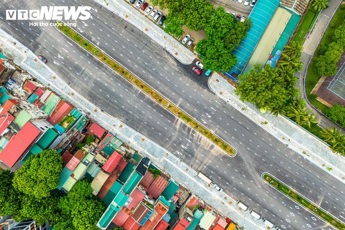 Đến nay, nhiều đoạn tuyến đã hoàn thiện mặt đường, vạch sơn, cây xanh và hệ thống chiếu sáng, sẵn sàng cho mục tiêu thông xe kỹ thuật dịp Quốc khánh 2/9.