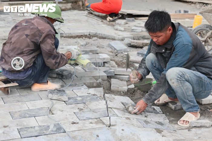 Công nhân tại dự án Vành đai 1 đoạn Hoàng Cầu - Voi Phục đang hoàn thiện các hạng mục trên tuyến. 