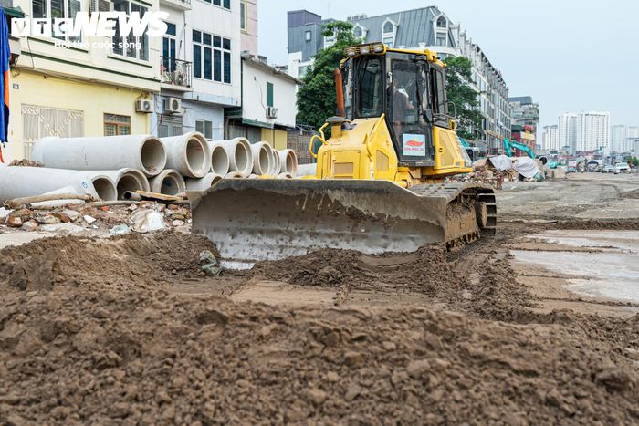 Không khí lao động khẩn trương trên công trường dự án đường Vành đai 2,5 đoạn Cầu Giấy - Khu đô thị mới Dịch Vọng.