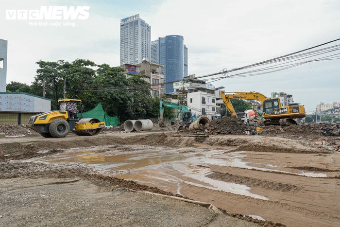 Công nhân trên công trường dự án đường Vành đai 2,5 đoạn Cầu Giấy - Khu đô thị mới Dịch Vọng miệt mài làm việc, chạy đua với tiến độ, phấn đấu đưa dự án về đích sớm.