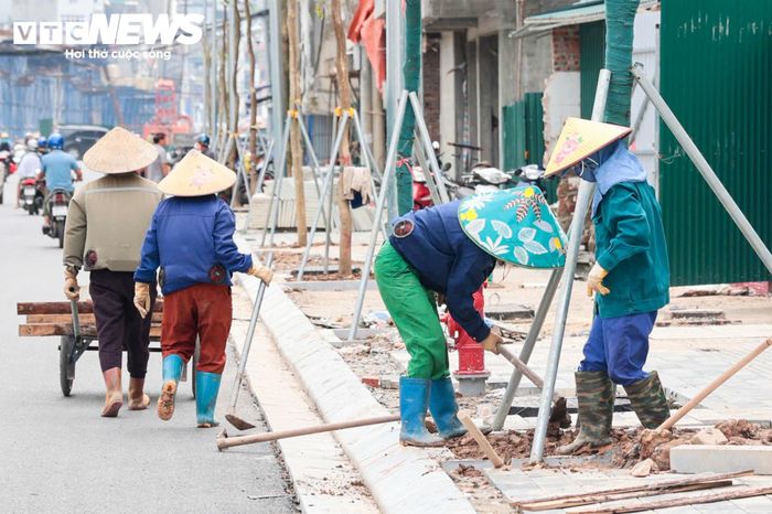 Tại các dự án Vành đai 1 đoạn Hoàng Cầu - Voi Phục, Vành đai 2,5 đoạn Cầu Giấy - Khu đô thị mới Dịch Vọng, hoạt động thi công vẫn diễn ra nhộn nhịp trong những ngày nghỉ lễ.