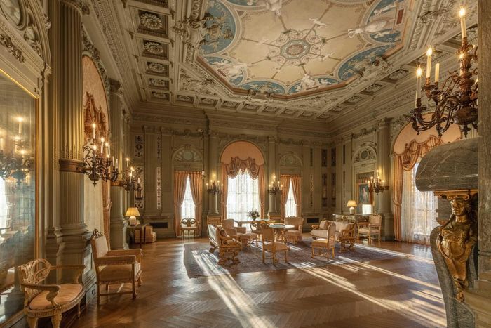 Một trong nhiều phòng khách của dinh thự được thiết kế theo phong cách Phục hưng Pháp và Italy. (Ảnh: Business Insider)