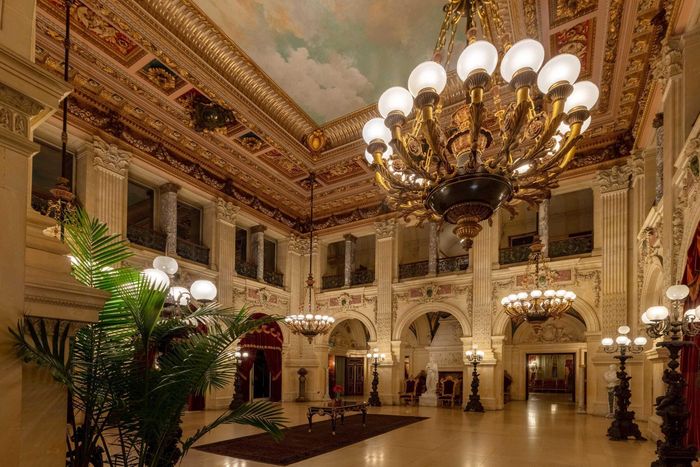 Đại sảnh của dinh thự lấy cảm hứng từ Nhà hát Opera ở Paris. (Ảnh: BI)
