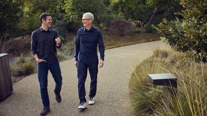 John Ternus và Tim Cook tại Apple Park. (Ảnh: Apple)