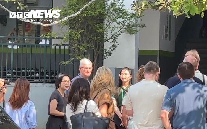 CEO Tim Cook khi đến thăm Việt Nam năm 2024. (Ảnh: Mạnh Hùng)