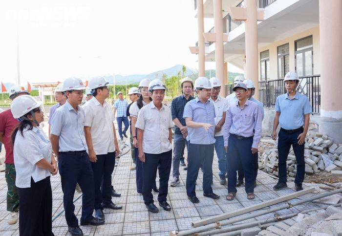 Phó Chủ tịch thường trực UBND TP Huế kiểm tra tại Trường phổ thông nội trú liên cấp Tiểu học và Trung học cơ sở A Lưới 3