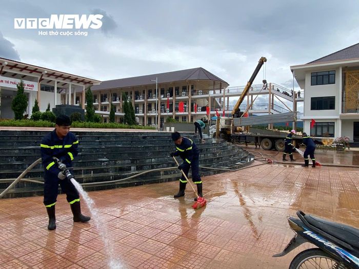 Sân trường trở nên sạch sẽ sau khi được dọn dẹp để chuẩn bị cho ngày khai giảng