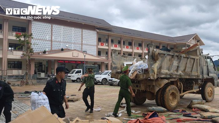 Rác thải xây dựng được lực lượng công an dọn dẹp, đưa lên xe tải chở đi đổ thải đúng nơi quy định