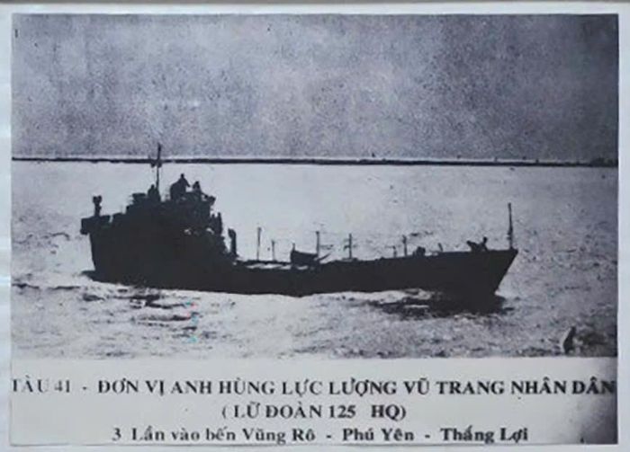 Theo tư liệu, Tàu C143 cập Vũng Rô ngày 15/2/1965, chở khoảng 60 tấn vũ khí. Do gặp sự cố tời neo, đến sáng hôm sau tàu chưa thể rời bến và bị máy bay địch phát hiện. Trước tình thế bị bao vây, lực lượng ta tổ chức rút lui, hủy số vũ khí còn lại và phá hủy tàu C143 tại khu vực Bãi Chùa (ảnh tư liệu)