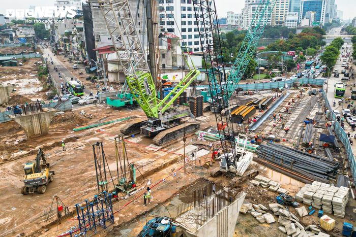 Đại công trường thi công nhà ga metro số 5 giữa trung tâm Hà Nội.