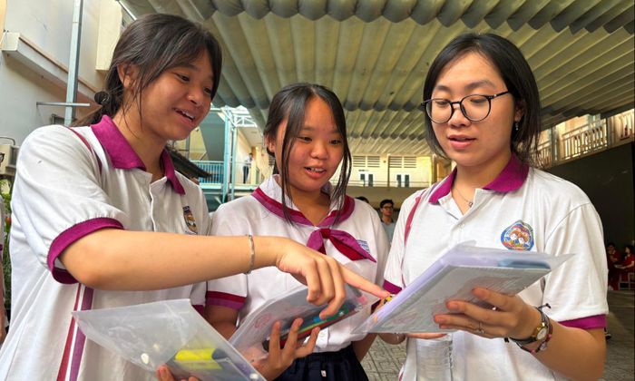 Các thí sinh kiểm tra lại giấy tờ tuỳ thân và dụng cụ làm bài trước khi vào phòng thi.