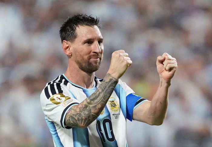 Lionel Messi thông báo khép lại hành trình 20 năm khoác áo đội tuyển Argentina.